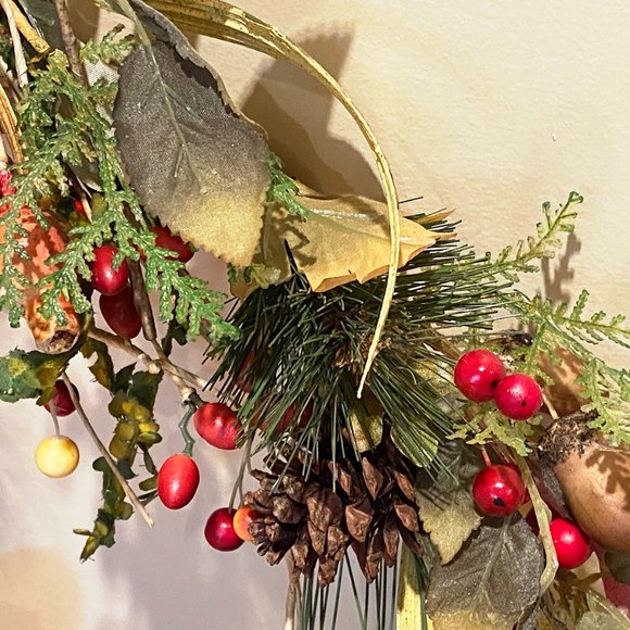 Gorgeous Natural Looking Christmas Holiday Door Wreath Pine Berries Pine Cones - Picture 3 of 5